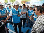 Direktur-Utama-PLN-Darmawan-Prasodjo-menyapa-pengendara.jpg