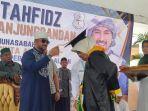 Habib-Ahmad-Al-Habsyi-dan-Kepala-SMAN-2-Tanjungpandan-Sudiyono-mewisuda-siswa-penghafal-Al-Quran.jpg
