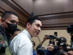 Harvey-Moeis-dalam-sidang-perdana-kasus-dugaan-korupsi-tata-niaga-komoditas-timah.jpg