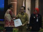 Kepala-Kanwil-DJPb-Bangka-Belitung-Edih-Mulyadi-saat-menyerahkan-penghargaan.jpg