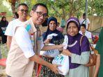 Ketua-YBM-PLN-Babel-Adhi-Setiawan-saat-menyerahkan-paket-sembako-kepada-warga.jpg
