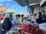 Masyarakat-membeli-kebutuhan-bumbu-dapur-di-Pasar-Air-Itam-Pangkalpinang-Senin-154.jpg