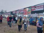 Masyarakat-saat-berjalan-melewati-sejumlah-stan-pelaku-UMKM-dalam-Festival-Kemilau-Pesona.jpg