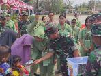 Pangdam-IISriwijaya-Mayjen-TNI-Yanuar-Adil-memberikan-bantuan-kepada-warga-di-Desa-Air-Seruk.jpg