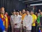 Hendra Caya-Sylpana Datang ke KPU Belitung Mengenakan Pakaian Adat Warna Putih