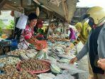 Pedagang-ikan-melayani-pembeli-di-Pasar-Air-Itam-Pangkalpinang-Minggu-24.jpg