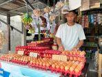 Pedagang-merapikan-telur-ayam-disertai-dengan-pajangan-harga-per-butir-Senin-43.jpg