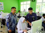 Pelajar-SMP-Negeri-3-Kelapa-Kabupaten-Bangka-Barat-tampak-antusias-menggunakan-komputer.jpg
