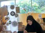 Pemilik-Deshanda-Craft-Eva-Deswanti-mengolah-lidi-nipah-menjadi-produk-bernilai-ekonomi-tinggi.jpg
