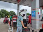 Pengendara-saat-antre-membeli-bahan-bakar-minyak-BBM-subsidi-di-SPBU-Pangkalpinang.jpg