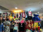Pengunjung-berbelanja-produk-fesyen-di-kios-kios-BTC-Pangkalpinang-Jumat-2212.jpg