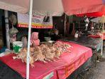 Penjual-daging-ayam-saat-menunggu-warga-berbelanja-di-Pasar-Air-Itam-Pangkalpinang.jpg