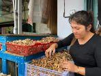 Penjual-sayuran-dan-bumbu-dapur-saat-memilah-kunyit-sebelum-dijual-Rabu-171.jpg