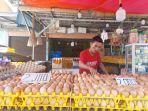 Penjual-sedang-merapikan-susunan-telur-ayam-yang-dipajang-di-Pasar-Pagi-Pangkalpinang.jpg
