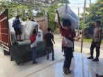Penurunan-logistik-dari-PPK-Selat-Nasik-yang-tiba-di-gudang-Sekretariat-KPU-Belitung.jpg