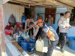 Penyaluran-bantuan-air-bersih-oleh-BPBD-dan-Polres-Bangka-Tengah-kepada-masyarakat.jpg