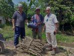 Perwakilan-PT-Timah-Tbk-saat-menyerahkan-paket-sembako-kepada-warga.jpg