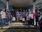 Perwakilan-PT-Timah-Tbk-saat-menyerahkan-simbolis-bantuan-paket-sembako-kepada-warga.jpg