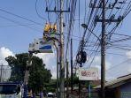 Petugas-PDKB-melakukan-pekerjaan-sentuh-langsung-pada-pemasangan-Fuse-Cover-Trafo.jpg