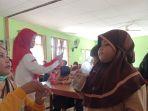 Petugas-medis-memberikan-obat-kaki-gajah-kepada-anak-beberapa-waktu-lalu.jpg