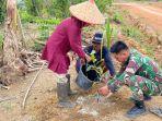 Sejumlah-anggota-TNI-yang-terlibat-dalam-program-TMMD-ke-119-di-Desa-Tepus.jpg