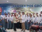 Siswa-SMK-Negeri-1-Belinyu-menyerahkan-kenang-kenangan-kepada-Manajer-Peliputan-Bangka-Pos.jpg