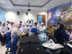Siswa-SMP-Negeri-1-Koba-melakukan-kunjungan-edukasi-ke-Kantor-Bangka-Pos-Group.jpg