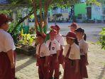 Siswa-sekolah-dasar-saat-berbaris-di-depan-kelas-di-SDN-14-Sijuk-Kabupaten-Belitung-Senin-224.jpg