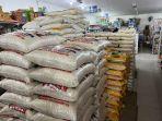 Tumpukan-beras-kemasan-berbagai-merek-tersedia-di-Ritel-AJ-Mart-Pangkalpinang-Rabu-196.jpg