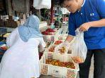 Warga-saat-memilih-cabai-rawit-di-toko-bumbu-dapur.jpg