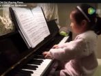 aksi-balita-perempuan-memainkan-piano_20161226_175824.jpg