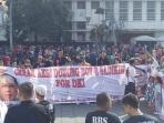 aksi-galang-tanda-tangan-yang-dilakukan-oleh-ratusan-massa-pendukung-boy-sadikin_20160801_232157.jpg