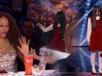aksi-terakhir-the-sacred-riana-yang-di-potong-pihak-americas-got-talent-muncul-api-di-meja-juri_20180730_224731.jpg
