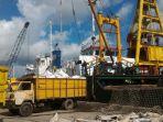 aktivitas-bongkar-muat-barang-di-pelabuhan-pangkalbalam.jpg