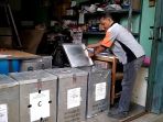 anggota-kpu-sedang-membuka-kotak-suara-pada-sabtu-2172018_20180722_184631.jpg