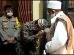 anggota-satpol-pp-surabaya-asmadi-dan-habib-umar-assegaf.jpg
