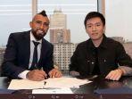 arturo-vidal-tandatangan-kontrak-inter-milan.jpg