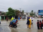 banjir-akibat-luapan-kulong-nangka-di-jalan-raya-mentok_20180427_170744.jpg
