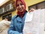 bupati-jember-faida-menunjukkan-pelunasan-biaya-perawatan-tki-asal-jember.jpg