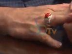 cincin-milik-ahok-yang-menyala-merah-saat-terkena-air.jpg