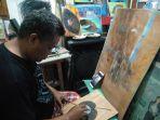 darmawan-seorang-seniman-belitung-sabtu-112-ketika-melukis-di-atas-media-daun.jpg