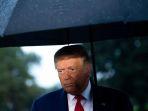 donald-trump-pakai-payung-hitam.jpg