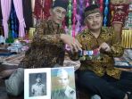 dua-anak-h-as-hanandjoeddin-menunjukkan-peninggalan-ayahanda-berupa-foto-dan-lencana_20180829_193846.jpg
