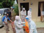 evakuasi-jenazah-di-kontrakan-desa-mesu-timur.jpg
