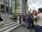 fotografer-sedang-memotret-model-yang-berpose.jpg