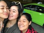 gracia-indri-dan-gisela-cindy-bersama-ibunda-mereka_20180601_194211.jpg