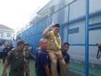 gubernur-bangka-belitung-h-erzaldi-rosman-johan-digendong-napi_20180710_132000.jpg
