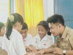 guru-honorer-mengajar-siswa.jpg