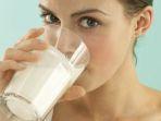 ilustrasi-mitos-meminum-susu-dipercaya-bisa-menguatkan-tulang.jpg