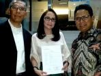 istri-sah-rio-capella-restuti-aprilia-bersama-tim-kuasa-hukumnya_20180408_135847.jpg